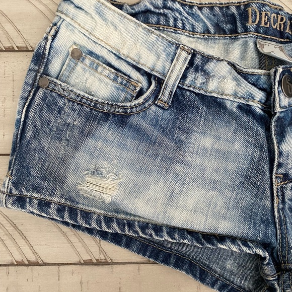 Low rise jean shorts. Size 5 - Picture 3 of 8